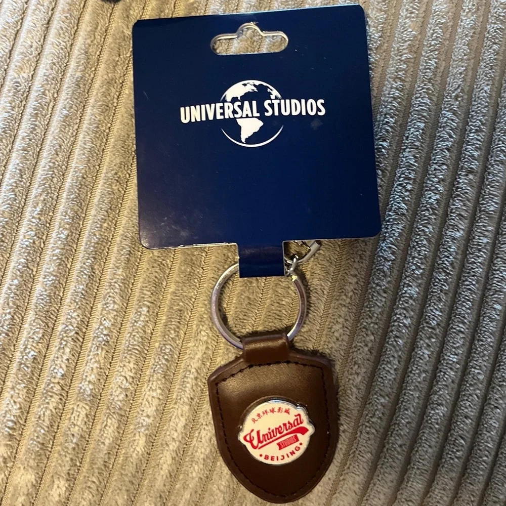 Universal Studios Beijing Logo Keychain Brown Leather New - Picture 1 of 6